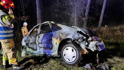 Śmiertelny wypadek w powiecie świeckim. Jedna osoba nie żyje. Auto spłonęło