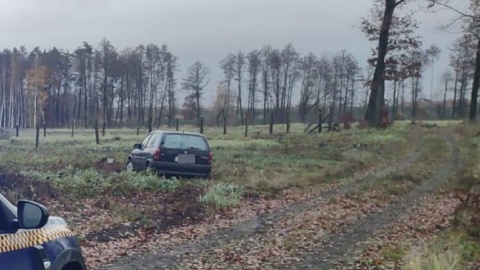 Pijany, z dożywotnim zakazem prowadzenia, uciekał przed policją. Wylądował na polu