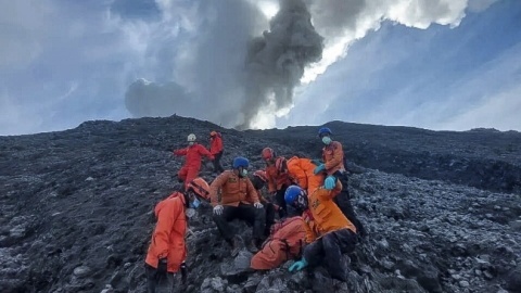 Indonezja: Trwają poszukiwania wspinaczy po erupcji wulkanu Marapi [wideo]