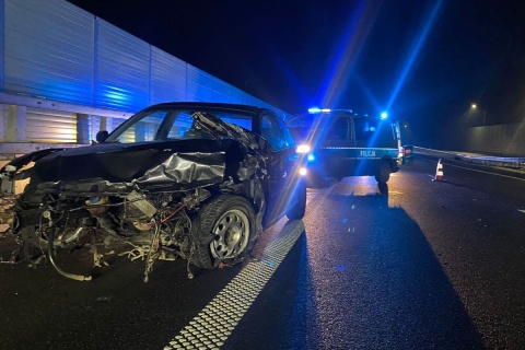 Prowadził samochód po alkoholu i narkotykach. 18-latek uderzył w barierki na trasie S5