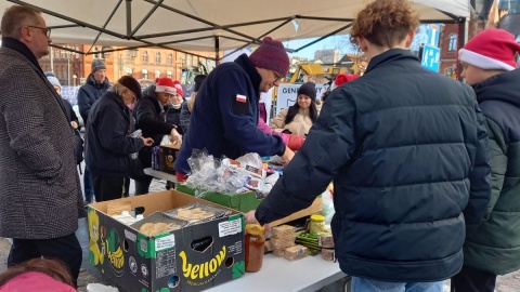 Bigos, pierogi, ciasto i pierniki. Mieszkańcy przywieźli jedzenie dla potrzebujących [wideo, zdjęcia]