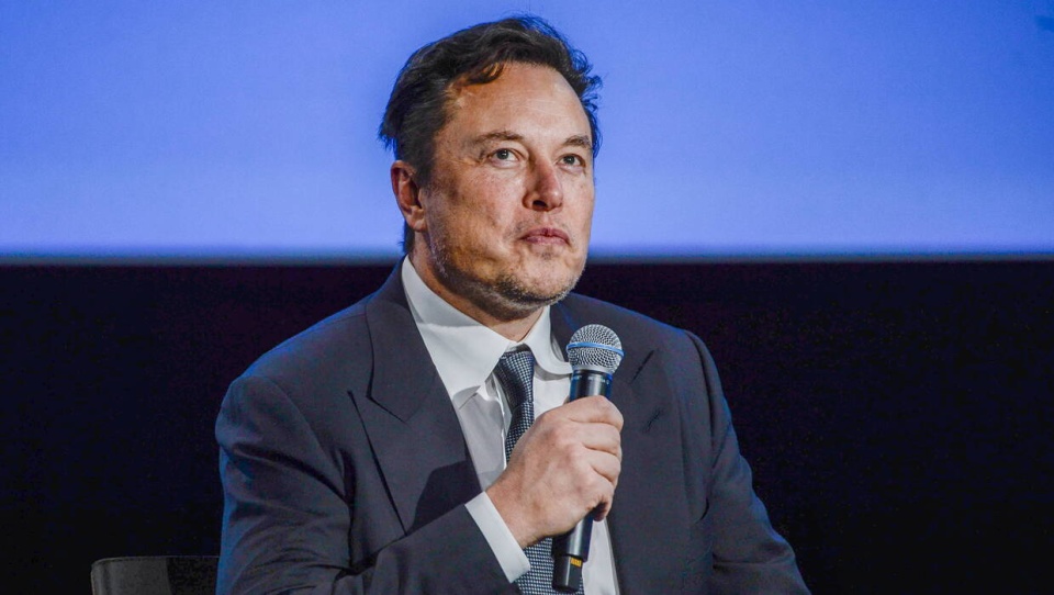 Elon Musk wzywa do powstrzymania wyścigu w tworzeniu sztucznej inteligencji