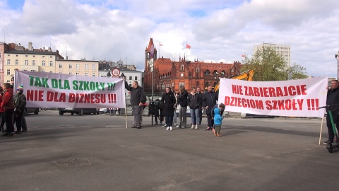 Tak protestowali rodzice wraz z uczniami Niepublicznej Szkoły Podstawowej numer 1 w Bydgoszczy/fot. Janusz Wiertel