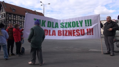 Tak protestowali rodzice wraz z uczniami Niepublicznej Szkoły Podstawowej numer 1 w Bydgoszczy/fot. Janusz Wiertel