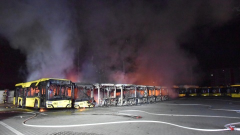 10 autobusów należących do prywatnej firmy przewozowej spłonęło w zajezdni w Bytomiu/fot. KM PSP Bytom/Facebook