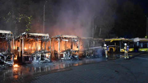 10 autobusów należących do prywatnej firmy przewozowej spłonęło w zajezdni w Bytomiu/fot. KM PSP Bytom/Facebook