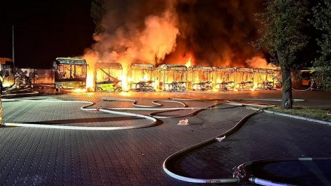 10 autobusów należących do prywatnej firmy przewozowej spłonęło w zajezdni w Bytomiu/fot. Ochotnicza Straż Pożarna w Górnikach/Facebook