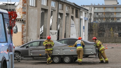 Dach hali kontroli pojazdów w Mławie zawalił się w środę około godz. 11.00/fot. Marcin Obara, PAP