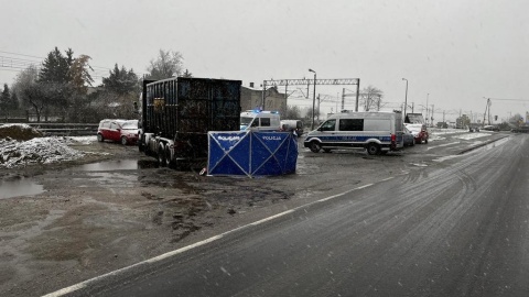 Policjanci badają okoliczności środowego wypadku w Kotomierzu. 73-letnia rowerzystka zginęła pod kołami samochodu ciężarowego/fot: KMP w Bydgoszczy