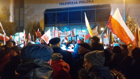 Bronimy mediów, Jedną uchwałą wszystko wyrzucili. Protest przed TVP Bydgoszcz [wideo, galeria]