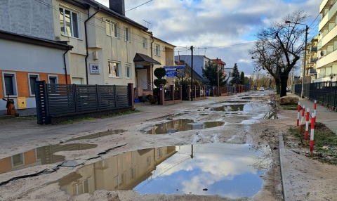 Prace zakończone, asfaltu nadal nie ma. Ulica Skorupki w Bydgoszczy poligonem dla pieszych i aut