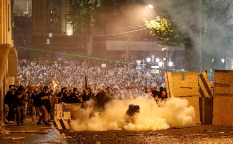 Nie dla Rosji. Wielotysięczne manifestacje w Gruzji. Chuligani zaatakowali [zdjęcia]