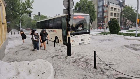 Wielkopolskie: ponad 200 zgłoszeń po nawałnicy w Gnieźnie. Zerwane dachy, zalane domy, grad [wideo]