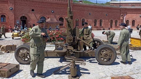 Armata polowa, czołgi i kuźnia na pikniku w Toruniu. Cofnęli się w czasie do września 1939 [zdjęcia]