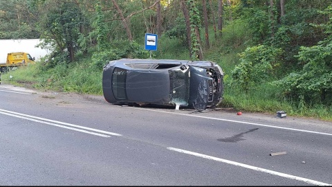 Groźnie wyglądająca kolizja w Makowiskach. Osobówka przewróciła się po zderzeniu z tirem