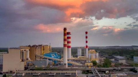 Najwyższe mają 45 metrów. Elektrociepłownia Bydgoszcz II zamontowała trzy kominy [wideo]