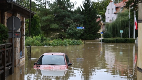 Rząd chce wprowadzić stan klęski żywiołowej. Miasta zamykają przedszkola, szkoły i sądy