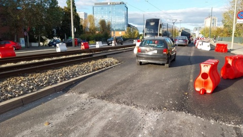 Autobus utknął na tymczasowej zawrotce na moście Bernardyńskim. Ruch już wznowiono [zdjęcie]