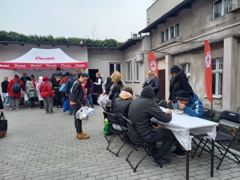 Rozdali zupę i paczki żywnościowe. Bydgoski PCK przypomina, że wokół nas są ludzie głodni [zdjęcia]