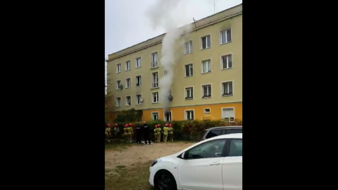 Pożar w bloku na bydgoskich Kapuściskach. Jedna osoba poważnie poparzona