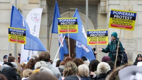 Protestujące przed KPRM pielęgniarki przekazały petycję do premiera Tuska