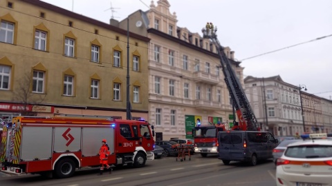 Zdesperowany mężczyzna w kamienicy przy Gdańskiej. Na miejscu policyjny negocjator