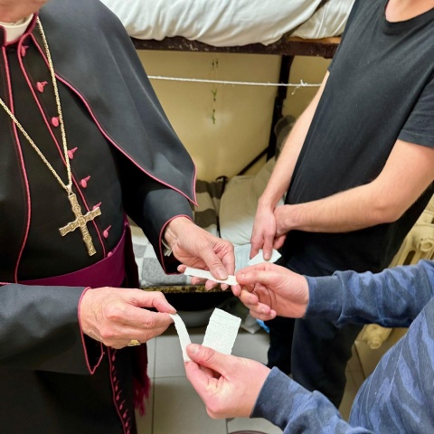 Święta są po obu stronach krat, ale po jednej bez rodziny. Bóg się rodzi w zakładzie karnym