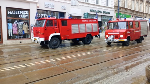 Plac przed Bydgoskim Centrum Finansowym wypełnił się klasycznymi samochodami. Tym samym rozpoczęła się 7. Retro Karawana/fot: Wiktor Sobociński