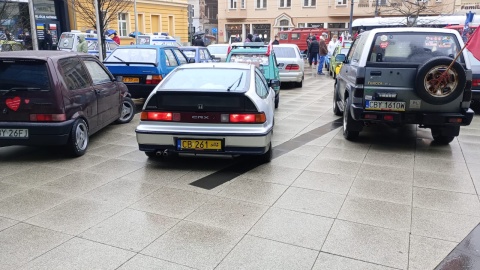 Plac przed Bydgoskim Centrum Finansowym wypełnił się klasycznymi samochodami. Tym samym rozpoczęła się 7. Retro Karawana/fot: Wiktor Sobociński