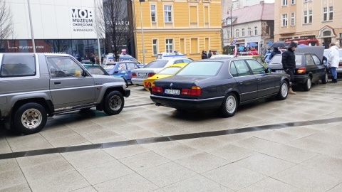 Plac przed Bydgoskim Centrum Finansowym wypełnił się klasycznymi samochodami. Tym samym rozpoczęła się 7. Retro Karawana/fot: Wiktor Sobociński