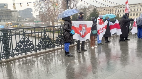 Na moście Jerzego Sulimy-Kamińskiego w Bydgoszczy odbyła się manifestacja Białorusinów przeciwko trwającym wyborom w ich ojczyźnie/fot: Wiktor Sobociński