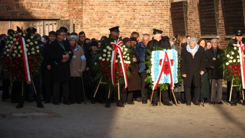 Kilkudziesięciu ocalałych - byłych więźniów niemieckich obozów, a także prezydent Andrzej Duda, złożyli w poniedziałek rano wieńce i znicze przed Ścianą Straceń w byłym Auschwitz I/fot. Jarek Praszkiewicz/PAP