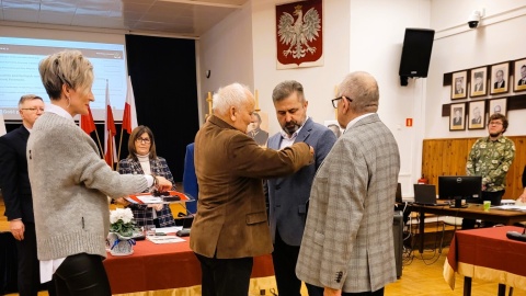 Towarzystwo Miłośników Historii Batalionu Obrony Narodowej Koronowa pielęgnuje pamięć o swoich żołnierzach. Podczas sesji rady miejskiej w Koronowie pośmiertnie awansowano mężczyzn walczących w szeregach tej formacji. To dowód uznania za obronę regionu w czasie II wojny światowej/fot. Gmina Koronowo/Facebook