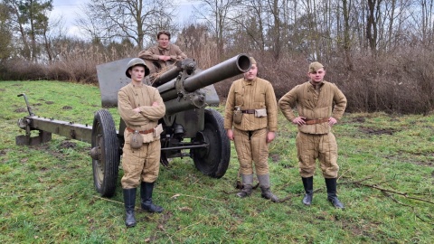 Pokazy walk, zabytkowe pojazdy, wystawy uzbrojenia i umundurowana to największe atrakcje pikniku historycznego który odbył się w Borównie Koło Chełmna. Wydarzenie zorganizowano w 80. rocznicę walk w tak zwanym „kotle toruńskim"/fot. Marcin Doliński