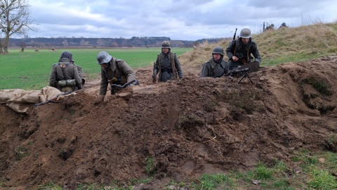 Pokazy walk, zabytkowe pojazdy, wystawy uzbrojenia i umundurowana to największe atrakcje pikniku historycznego który odbył się w Borównie Koło Chełmna. Wydarzenie zorganizowano w 80. rocznicę walk w tak zwanym „kotle toruńskim"/fot. Marcin Doliński