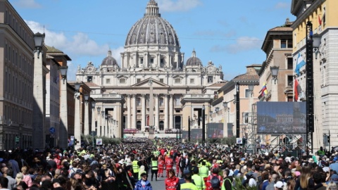 Wierni zgromadzili się także na ulicach prowadzących na plac Świętego Piotra/fot. Msza św. pogrzebowa papieża Franciszka/fot. PAP/EPA/MASSIMO PERCOSSI