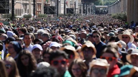 Wierni zgromadzili się także na ulicach prowadzących na plac Świętego Piotra/fot. Msza św. pogrzebowa papieża Franciszka/fot. PAP/EPA/MASSIMO PERCOSSI