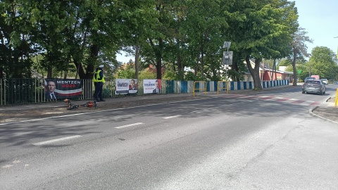 Chłopak kierujący hulajnogą wjechał na pasy w momencie, gdy do przejścia zbliżał się już samochód. Doszło do potrącenia/fot. KPP Mogilno