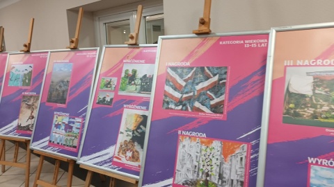 Podczas inauguracji odbył się wernisaż wystawy nagrodzonych prac plastycznych/fot. Marta Kocoń