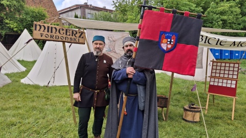 Kilkuset rycerzy z całej Polski przyjechało do Chełmna, aby wziąć udział w 26. Turnieju o Złotą Jaszczurkę. Rywalizować będą w walkach na miecze, zawodach łuczniczych czy średniowiecznym biegu, są też kramy rękodzielników i średniowieczne jadło/fot. Marcin Doliński