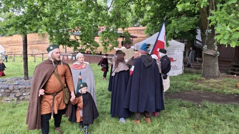 Kilkuset rycerzy z całej Polski przyjechało do Chełmna, aby wziąć udział w 26. Turnieju o Złotą Jaszczurkę. Rywalizować będą w walkach na miecze, zawodach łuczniczych czy średniowiecznym biegu, są też kramy rękodzielników i średniowieczne jadło/fot. Marcin Doliński