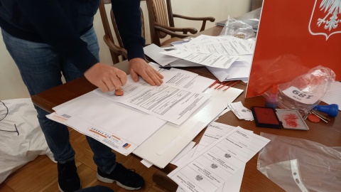 Ponad 30 taksówek rozjechało się po Bydgoszczy, by dostarczyć obwodowym komisjom wyborczym potrzebne na dzień głosowania materiały/fot. Tatiana Adonis