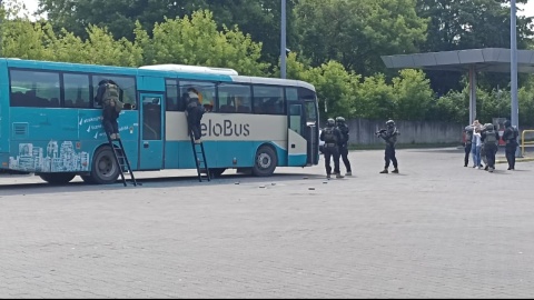 Atak uzbrojonych napastników na dworcu autobusowym. Służby ćwiczyły w Toruniu/fot. Monika Kaczyńska