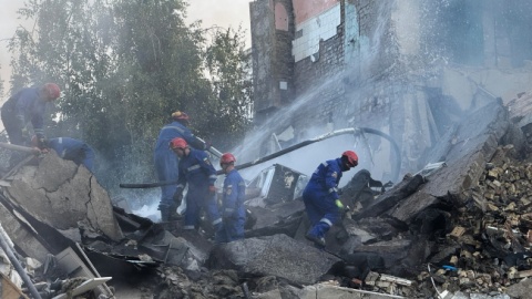 Zniszczenia spowodowane rosyjskim atakiem na mieszkaniowe dzielnice Kijowa w nocy z poniedziałku na wtorek/fot. Vladyslav Musiienko, PAP/EPA