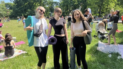 „Joga na trawie” to cykl bezpłatnych spotkań organizowanych przez studio „Stan Harmonii”/fot. Izabela Langner