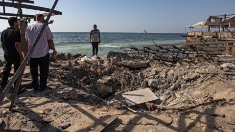 30 osób zabito w nalocie lotniczym na nadmorską kawiarnię w mieście Gaza/fot. PAP/EPA/HAITHAM IMAD