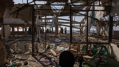 30 osób zabito w nalocie lotniczym na nadmorską kawiarnię w mieście Gaza/fot. PAP/EPA/HAITHAM IMAD