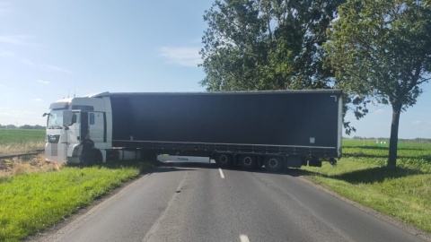 Ciężarówka zablokowała drogę wojewódzką nr 412/fot. materiały policji