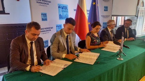 Prezes MWiK podpisał dwa kontrakty z wykonawcami niebiesko-zielonych ekoprojektów/fot. Tatiana Adonis