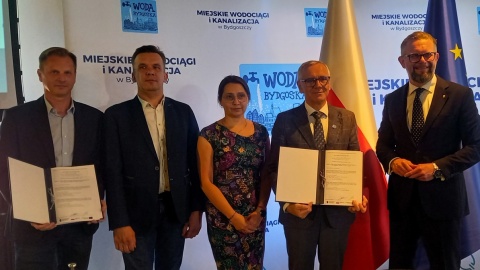 Prezes MWiK podpisał dwa kontrakty z wykonawcami niebiesko-zielonych ekoprojektów/fot. Tatiana Adonis